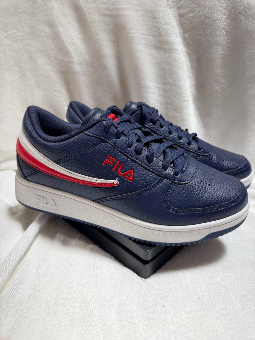 Fila Men's Navy and Red Low-Top Sneakers - Picture 5 of 6